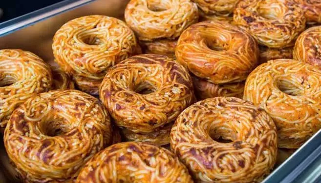 Kuliner Kekinian: Resep Donat Spaghetti Mudah Dan Praktis - Portalmadura.com ini resep donat Spaghetti