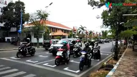 Marka Starting Grid Ala Motogp Di Traffic Light Pintu Masuk Sumenep - Portalmadura.com Marka Starting Grid ala MotoGP di Pintu Masuk Kota Sumenep (Foto. Taufikurrahman @portalmadura.com)