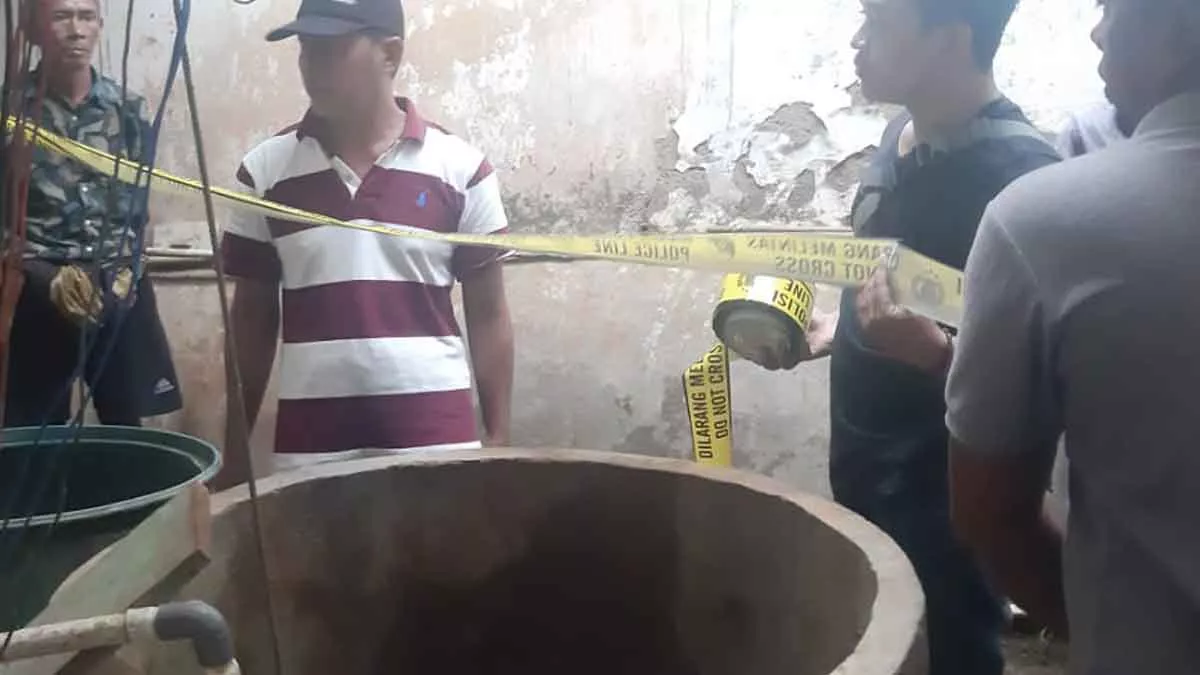 Dua Penggali Sumur Di Arjasa Sumenep Tewas - Portalmadura.com Petugas memasang garis polisi di tempat kejadian perkara (Polres Sumenep)