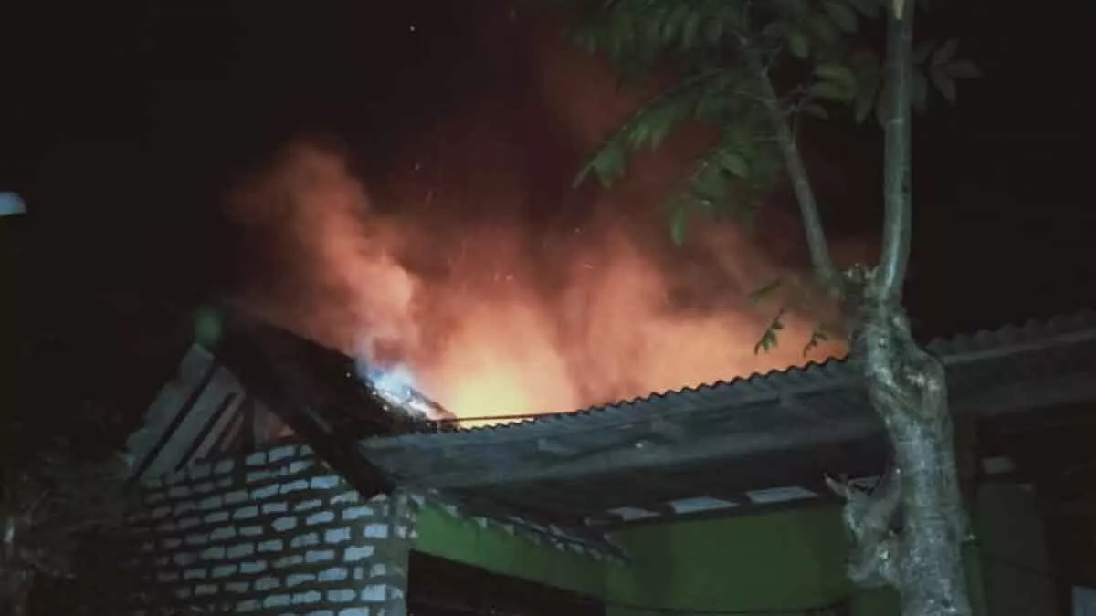 Kebakaran Landa Rumah Warga Moncek Sumenep - Portalmadura.com Kebakaran Landa Rumah Warga Moncek Sumenep