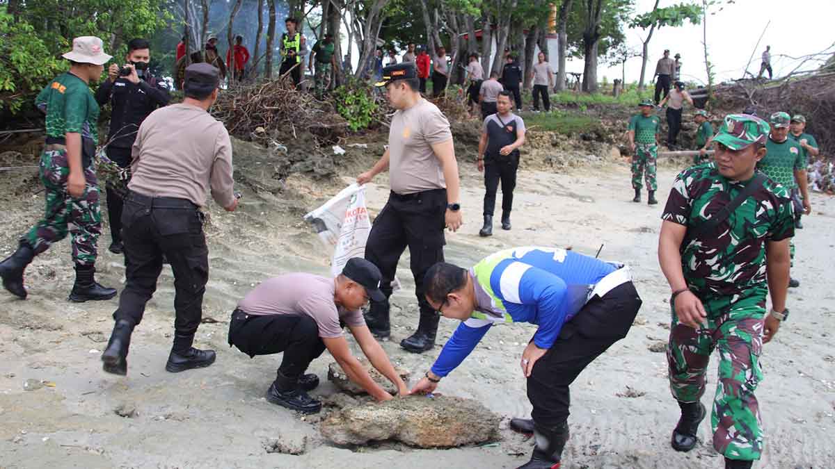 Tni Polri Kompak Bersihkan Sampah Bibir Pantai Pelabuhan Talango Dan