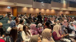 Institut Kemandirian Beri Pembekalan Usaha Untuk Pmi Di Exit Program Kjri Hong Kong - Portalmadura.com Sesi interaktif narasumber Abdurrahman Usman (Direktur Institut Kemandirian) dengan peserta exit program, Hong Kong (09/11/2025).