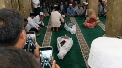 Gara-Gara Tuduhan Sihir, Dua Warga Di Sumenep Jalani Sumpah Pocong Di Masjid - Portalmadura.com Gara-gara Tuduhan Sihir, Dua Warga di Sumenep Jalani Sumpah Pocong di Masjid