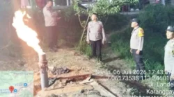 Heboh! Sumur Bor Warga Di Omben Sampang Mendadak Semburkan Api Setinggi 1 Meter - Portalmadura.com Heboh! Sumur Bor Warga di Omben Sampang Mendadak Semburkan Api Setinggi 1 Meter
