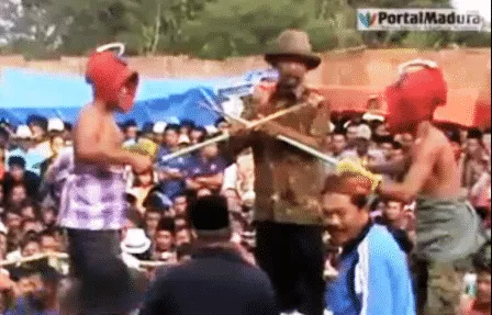 Tradisi ‘Ojung’ Nyaris Punah