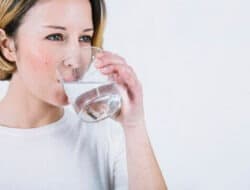 Ini Manfaat Rutin Konsumsi Air Garam Hangat Setiap Pagi