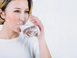 Ini Manfaat Rutin Konsumsi Air Garam Hangat Setiap Pagi