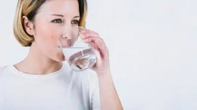 Ini Manfaat Rutin Konsumsi Air Garam Hangat Setiap Pagi