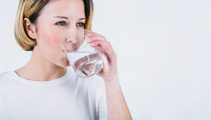 Ini Manfaat Rutin Konsumsi Air Garam Hangat Setiap Pagi
