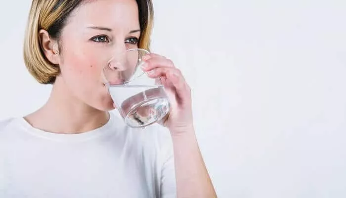 Ini Manfaat Rutin Konsumsi Air Garam Hangat Setiap Pagi