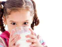 Inilah 5 Manfaat Air Putih Bagi Kesehatan Anak