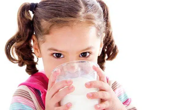 Inilah 5 Manfaat Air Putih Bagi Kesehatan Anak