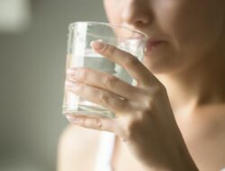 Inilah 5 Manfaat Minum Air Putih Sebelum Tidur