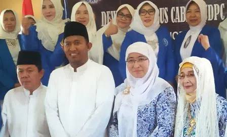 Dewi Khalifah dan Wabup Sumenep Achmad Fauzi Foto Bersama, Ini Teriakan Hadirin