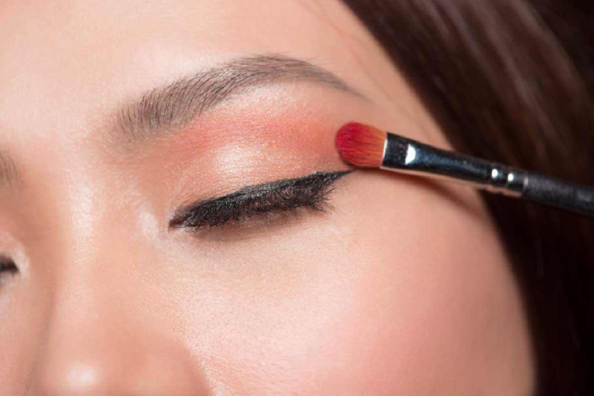 Ini 3 Tips Jitu Gunakan Eyeshadow Bagi Anda yang Punya Kelopak Mata Kecil