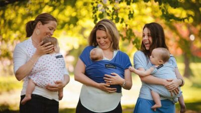 Moms, Ini 5 Manfaat Babywearing yang Perlu Anda Tahu
