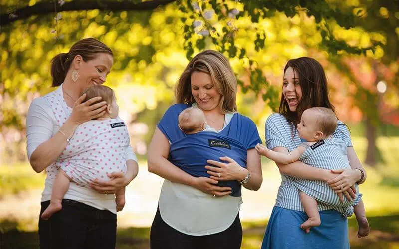 Moms, Ini 5 Manfaat Babywearing yang Perlu Anda Tahu