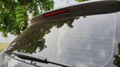 Inilah Fungsi Garis-garis di Kaca Belakang Mobil yang Perlu Anda Ketahui