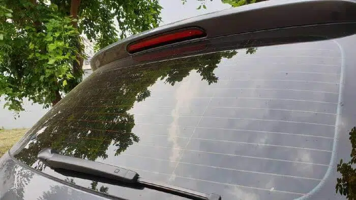 Inilah Fungsi Garis-garis di Kaca Belakang Mobil yang Perlu Anda Ketahui