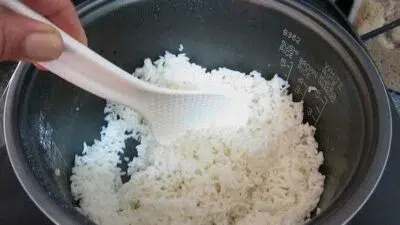 Bahaya Makan Nasi Sisa Kemarin yang Dihangatkan