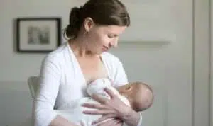 4 Cara Nyaman Menyusui Si Kecil Untuk Anda yang Punya Payudara Kecil