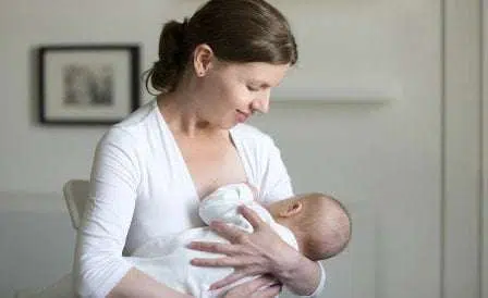 4 Cara Nyaman Menyusui Si Kecil Untuk Anda yang Punya Payudara Kecil