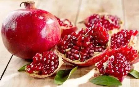 5 Khasiat Luar Biasa dari Buah Delima Bagi Kecantikan Kulit
