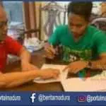 Andik Vermansyah Gabung , Gunakan Kaos Bonek Saat Tanda Tangan Kontrak