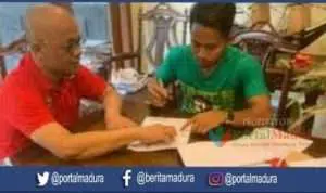 Andik Vermansyah Gabung Madura United, Gunakan Kaos Bonek Saat Tandatangan Kontrak