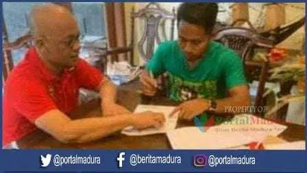 Andik Vermansyah Gabung Madura United, Gunakan Kaos Bonek Saat Tandatangan Kontrak