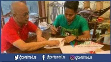Andik Vermansyah Gabung Madura United, Gunakan Kaos Bonek Saat Tandatangan Kontrak