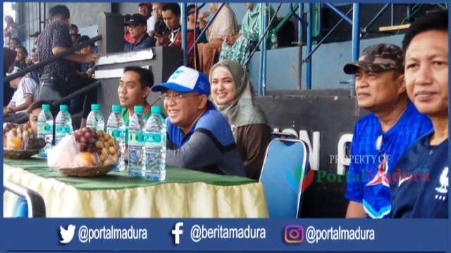 Laga Berlangsung, Bupati Sumenep dan Nurfitriana Saksikan Laga Perssu VS Blitar United, Skor Sementara 0-2