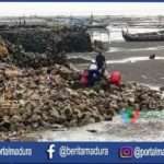 Tangkis Laut Pesisir Pantai Sejati Jebol Dihantam Ombak