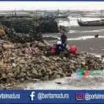 Tangkis Laut Pesisir Pantai Sejati Jebol Dihantam Ombak