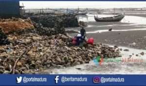 Tangkis Laut Pesisir Pantai Sejati Jebol Dihantam Ombak