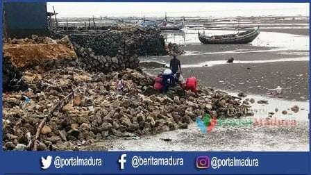 Tangkis Laut Pesisir Pantai Sejati Jebol Dihantam Ombak