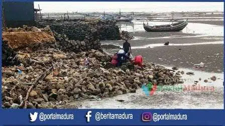 Tangkis Laut Pesisir Pantai Sejati Jebol Dihantam Ombak