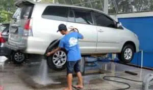 8 Cara Mencuci Mobil Ala Profesional