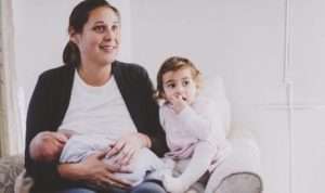 Moms, Ini 6 Cara Mudah Lakukan Tandem Nursing