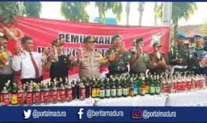 Polres Bangkalan Musnahkan 720 Botol Miras