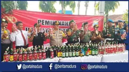 Polres Bangkalan Musnahkan 720 Botol Miras