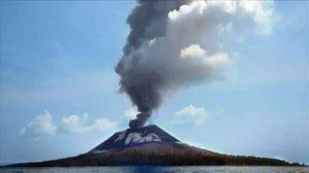 Status Gunung Anak Krakatau naik level jadi Siaga