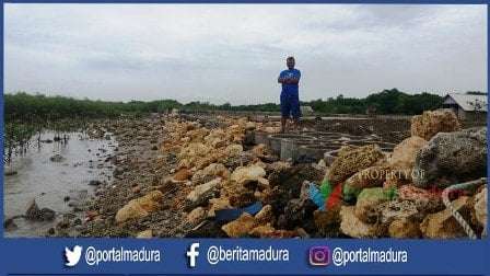 Ombak Setinggi 3 Meter Hancurkan Tanggul Sepanjang 200 Meter