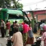 Rem Diduga Blong, Truk Fuso Tabrak Pemotor di Sampang