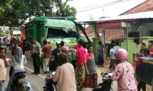 Rem Diduga Blong, Truk Fuso Tabrak Pemotor di Sampang