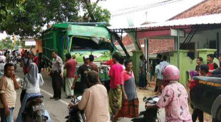 Rem Diduga Blong, Truk Fuso Tabrak Pemotor di Sampang