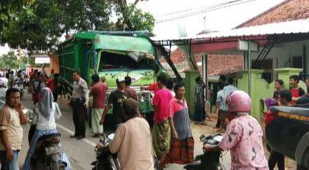 Rem Diduga Blong, Truk Fuso Tabrak Pemotor di Sampang
