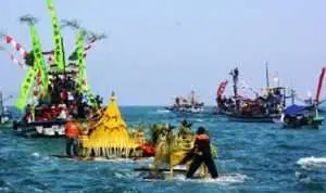 Umat Muslim, Ini Hukum Sedekah Laut Menurut Islam