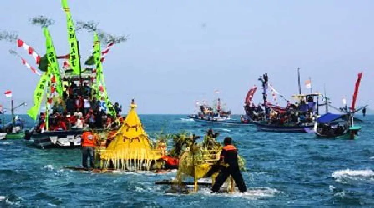 Umat Muslim, Ini Hukum Sedekah Laut Menurut Islam - Portalmadura.com Umat Muslim, Ini Hukum Sedekah Laut Menurut Islam