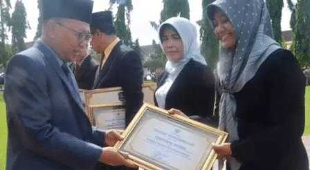 Adegan ‘Gituan’ di Pinggir Jalan Direkam Warga Madura
